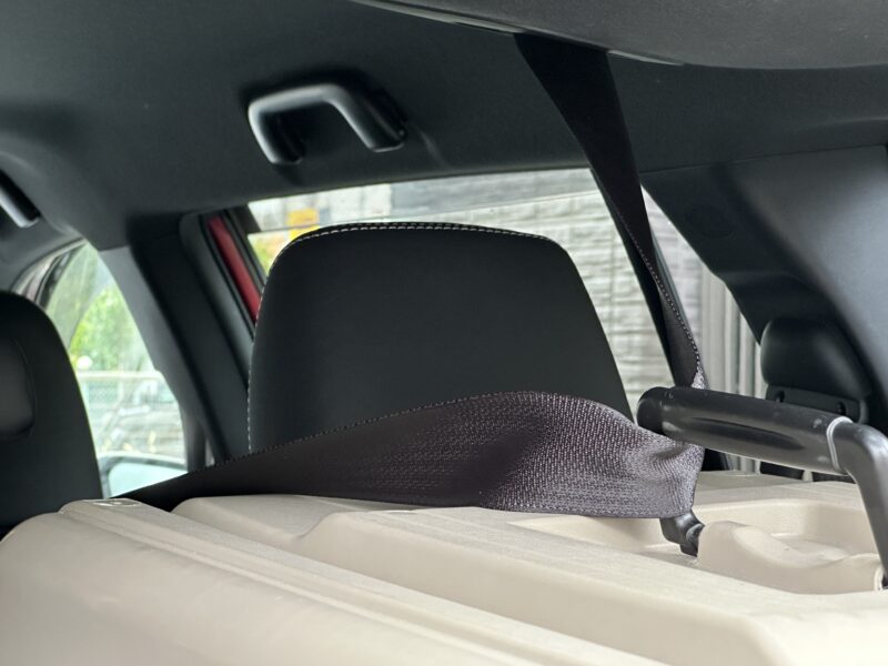 クレート上部の取っ手にベルトを通した状態