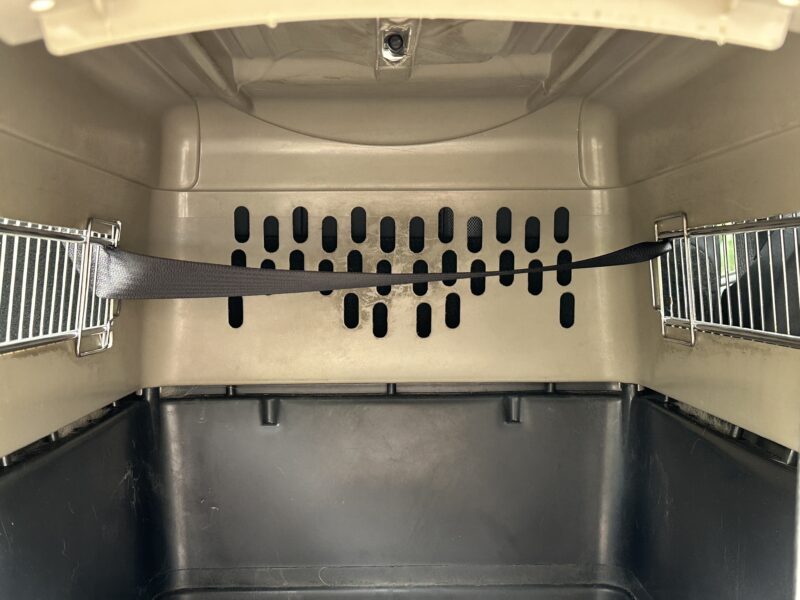 クレート内にベルトを通した状態