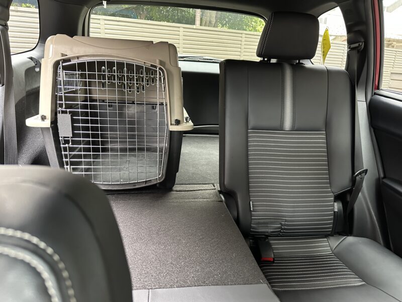 ラゲッジルームに置かれたクレート