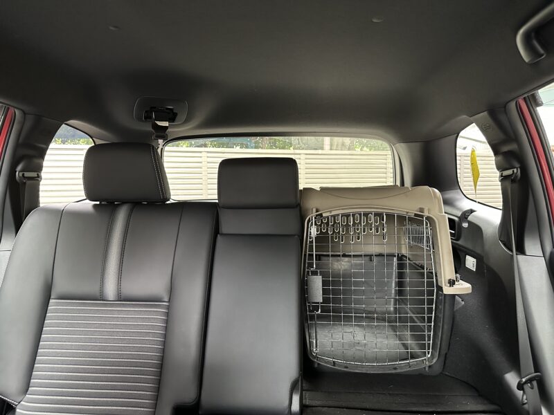 運転席側に向けられたクレート