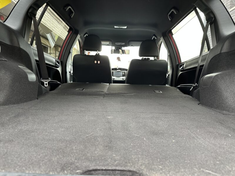 カローラフィールダーの後部席シートを倒したラゲッジルーム