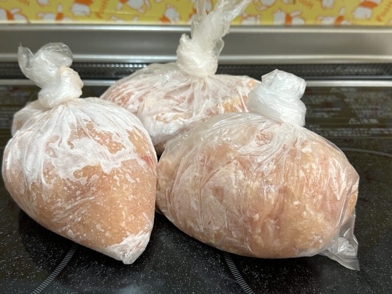 鶏むね肉ひき肉を500gずつ小分けして冷凍