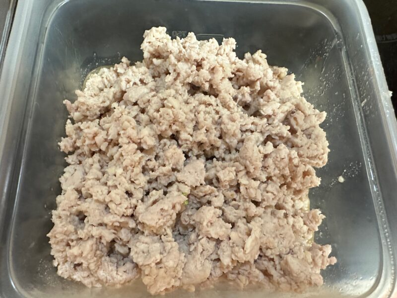 茹でた鶏むね肉をタッパで作り置き保存