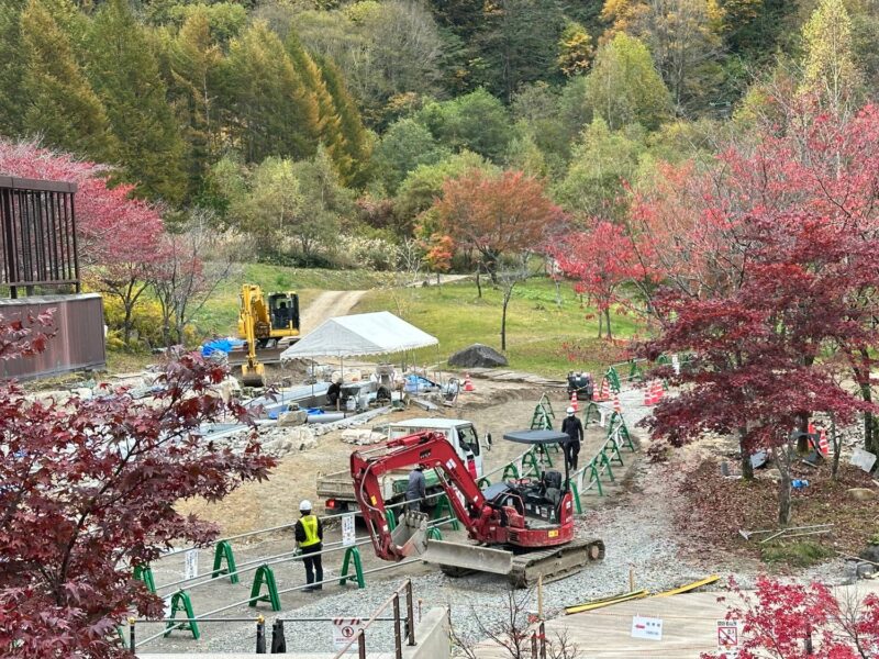 しらかば平駅の足湯跡地で行われている整備工事と紅葉（2026年10月）